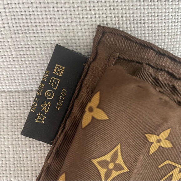 Louis Vuitton Monogram Brown Trunks Silk Square Scarf new without tags! - Picture 12 of 15